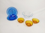 Lote 6 peças diversas em Vidro sendo 2 Pratos sobremesa, 1 saladeira e 3 cumbucas. Medida: Pratos 19 cm , cumbucas 4,5 cm x 10,5 cm 1 com bicado , Saladeira 9 cm x 20 cm