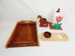 Lote 4 Peças em madeira sendo 1 bandeja , 1 porta guradanapo, 1 petisqueira com 1 ramequim e 1 porta toalhas.  Medida: bandeja 44 cm x 29 cm , porta toalha 28 cm, petisqueira 30 cm x 12 e porta 17,5 cm x 12,5 cm