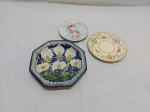 Lote composto de 3 pratos decorativos, sendo 1 em cerâmica e 2 em porcelana (sendo um deles Paragon). Medindo o maior em cerâmica 20cm de diâmetro.
