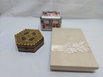 Lote de 3 caixas decorativas, sendo uma em metal para maquiagem, uma facetada em madeira e uma retangular em madeira. Medindo a maior retangular em madeira 28cm x 18,5cm x 5cm de altura.