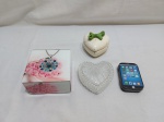Lote de 4 caixas decorativas, sendo uma em lata, madeira revestida com vidro, uma em vidro na forma de coração e uma em porcelana na forma de coração. Medindo quadrada revestida em vidro 12cm x 12cm x 6,5cm de altura