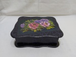 Caixa retangular em madeira para acessórios com acabamento na forma de flores em relevo. Medindo 28cm x 22cm x 9,5cm de altura.