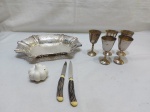 Lote diverso, composto de pãozeira em prata 90 vazada, 5 taças de licor em prata 90, etc. Medindo a pãozeira 27cm x 21,5cm x 3cm de altura.