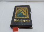 Antiga Bíblia Sagrada Edição Barsa 1968, traduzida pelo Padre Antonio Pereira de Figueiredo, edição de luxo com imagens ilustradas. Somente a capa necessita de restauro, o conteúdo permanece intacto.