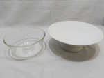 Prato de bolo, doce com pé em porcelana Schmidt branca e forma de bolo pudim em vidro temperado Arte Pyrex. Medindo o prato de bolo 27cm de diâmetro x 10,5cm de altura.