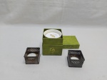 Lote de 2 pequenos castiçais em prata 90 com velas e uma vela aromatizada. Medindo a vela aromatizada 9cm de altura.