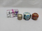 Lote composto de vela aromatizante, vela decorada, castiçal em metal com vela e castiçal na forma de bicicleta em metal com vela. Medindo a bicicleta 14,5cm de comprimento x 7,5cm de altura.