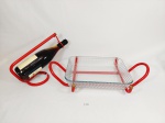 Lote 2 Peças sendo porta garrafas e Suportecom Pirex adaptado em metal Pintado. apresenta bicado borda .Medida: Garrafas 22 cm altura e suporte pirex 48 cm x 27 cm e travessa 30 cm x 23 cm. garrafa não acompanha.