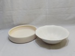 Lote de 2 bowls, sendo um em porcelana inglesa e um em porcelana branca. Medindo o bowl maior em porcelana inglesa 26,5cm de diâmetro de boca x 8cm de altura.