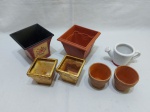 Lote de diversos cachepots, sendo um em porcelana, 2 em plástico e 4 em cerâmica. Medindo o maior 12cm x 12cm x 11cm de altura.