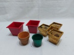 Lote de diversos cachepots, sendo 3 em metal e 4 em cerâmica. Medindo o maior em metal 10cm x 10cm x 8,5cm de altura.