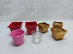 Lote de diversos cachepots, sendo 3 em metal, 3 em cerâmica e 1 em vidro. Medindo o maior em metal 10cm x 10cm x 8,5cm de altura.