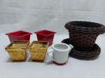 Lote de diversos cachepots, sendo 2 em metal, 2 em cerâmica, 1 em porcelana e um em ratam. Medindo o maior em ratam 20cm de diâmetro x 15,5cm de altura.