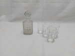 Lote de pequena licoreira com 6 copos de aperitivo em vidro. Medindo a licoreira 16cm de altura.