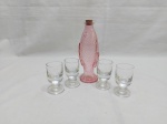 Lote de pequena licoreira com 4 copos taças de licor em vidro. Medindo a licoreira 16,5cm de altura.
