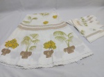 Toalha de mesa redonda em tecido adornada com flores e folhas. Medindo a toalha 175cm de diâmetro e os guardanapos 38cm x 38cm.
