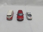 Lote composto de 3 carrinhos em metal para coleção. Medindo o vermelho 11,5cm de comprimento.