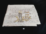 Toalha de Mesa Retangular Judaica com tecido adamascado e Bordado para Shabat. Medida: 1,42 cm x  2,97 cm