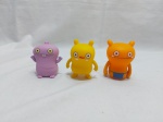 Lote de 3 monstrinhos decorativos em borracha. Medindo o maior 8cm de altura.