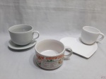 Lote diverso, composto de xícara de chá com pires sanduicheira, xícara de consume com pires e xícara de consume sem pires, peças em porcelana. Medindo a xícara de chá 9,5cm de diâmetro x 8,5cm de altura e o pires 21,5cm x 18,5cm.