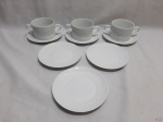 Jogo de 3 xícaras de consume com 6 pires em porcelana Schmidt branca. Medindo a xícara 9,5cm de diâmetro x 6,5cm de altura e o pires 15,5cm de diâmetro.