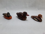Lote de 3 enfeites na forma de pato, sendo 2 em cerâmica pintada e 1 em madeira. Medindo a caixa em cerâmica 10,5cm de comprimento x 5,5cm de altura.