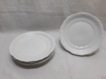 Jogo de 6 pratos rasos em porcelana branca com relevo na borda. Medindo 25cm de diâmetro.
