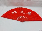 Grande leque em resina vermelha com tecido vermelho. Medindo 65cm x 35cm aberto.
