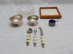 Lote diverso, composto de petisqueira em madeira com fundo em porcelana, 2 facas e 1 garfo de queijo em resina branca, etc. Medindo a petisqueira em madeira 18cm x 18cm x 3cm de altura.