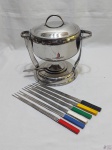 Panela de fondue com rechaud e 6 garfos em aço inox. Medindo a panela 18cm de diâmetro x 9,5cm de altura.