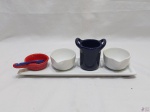 Lote composto de 4 molheiras e bandeja retangular em porcelana. Medindo 29cm x 9,5cm.