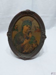 Camafeu oval com moldura em madeira e imagem de Nossa Senhora com Menino Jesus. Medindo a moldura 27cm x 22cm.