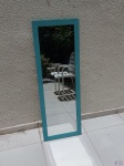 Espelho retangular para pendurar com moldura em madeira azul. Medindo 107cm x 38cm. Leves perdas na quina na moldura.