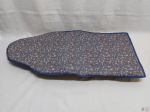 Tábula de passar roupa dobrável em madeira com forro em tecido. Medindo aberta 75cm x 33,5cm e fechada 37cm x 33,5cm.