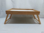 Bandeja retangular em madeira com pé para apoiar na cama. Medindo 50cm x 30cm x 23,5cm de altura aberto.