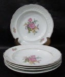 PORCELANA SCHMIDT - Lote contendo cinco pratos fundos em porcelana vitrificada branca, decorados com motivos vegetalistas e filetes dourados, bordas movimentadas, marcados no fundo. Medidas diâmetro 23,3 cm x 23,3 cm.