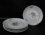 PORCELANA SCHMIDT - Lote contendo seis pratos de sobremesa em porcelana vitrificada branca, decorados com motivos vegetalistas e filetes dourados, bordas movimentadas, marcados no fundo. Medidas diâmetro 18,3 cm x 18,3 cm.