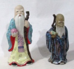 ESCULTURAS - Duas esculturas em porcelana oriental policromada, representando figuras de "sábios chineses". Medidas do maior alt 22 cm; medidas do menor alt 19 cm.