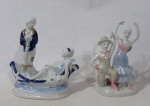 ESCULTURAS - Lote contendo duas esculturas, confeccionadas em porcelana vitrificada branca, sendo uma MADE IN CHINA representando casal cortejando (marcada no fundo), e uma representando casal de bailarinos. Medidas da maior alt 18 cm x comp 14 cm x larg 9 cm; medidas da menor alt 17 cm x comp 9 cm x larg 6,5.