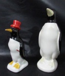 ESCULTURAS - Duas esculturas confeccionadas em porcelana vitrificada e policromada, representando "pinguins". Medidas da maior alt 23 cm x comp 11 x larg 8 cm; medidas da menor alt 19 cm x comp 9 cm x larg 6,5 cm.