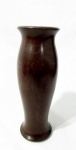 DIVERSOS - Vaso floreira confeccionado em madeira nobre tironeada. Medidas alt 26 cm x diam da borda 8,5 cm.