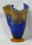 MURANO - Belíssimo vaso decorativo em murano, em tons multicoloridos, moldado em feitio diferenciado, medindo alt 36 cm x diam da base 14 cm.