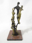 ESCULTURAS - Belíssima escultura confeccionada em bronze representando "casal em movimento de dança", sobre base em formato quadrado de pedra de granito. Assinada na parte inferior "Tonny". Medidas alt 36 cm x comp da base 15 cm x larg da base 15 cm.