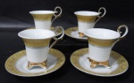 PORCELANA - Quatro (4) xícaras para café com seus respectivos pires em porcelana vitrificada, em formato cilíndrico, alças estilizadas, apoiado sobre quatro pés, decorados com faixa amarela e filetes de ouro. Medidas: xícara 8 cm de altura incluindo a alça / pires 11 cm de diâmetro. marcado no fundo.