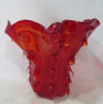 MURANO - Belíssimo vaso decorativo em murano italiano na cor vermelho rubi, moldado em feitio diferenciado, dito "Cactos", com bordas onduladas, medindo alt 29 cm x larg 31,5 cm, aproximadamente.