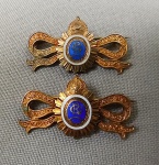 COLECIONISMO, dois (2) antigos broches da Imperial Irmandade da Ordem de Nossa Senhora do Outeiro, confeccionados em PRATA dourada e esmaltada, ambos medindo 34 x 18 mm, peso total aproximado 9,5 gr.