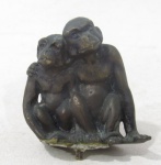 ESCULTURAS - Escultura confeccionada em bronze, cinzelado, representando "macacos", medindo alt 5 cm x larg da base 4,5 cm,