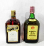 BEBIDAS - Lote contendo duas garrafas de bebidas sendo A: licor francês COINTREAU, fundada em 1849, preparado e engarrafado pela Destilaria Cointreau 49124 St. Bartheleny - D'anjou, Angers, composição: álcool, açúcar, extratos vegetais aromáticos, possui 40% de graduação alcoólica; B: whisky escocês de 12 anos BUCHANAN'S, destilado, misturado e engarrafado na Escócia, destiladores Glasgow & London, SEM TAXAS, possui 43% de graduação alcoólica. Garrafas lacradas contendo 1 litro de bebida.