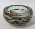 MURANO - Um cinzeiro em murano, ricamente trabalhado com interior multicoloridos. Medidas: alt 5,8 cm x diam externo 11 cm x diam interno 7,5 cm.