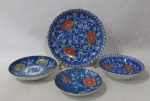 PORCELANA MADE IN JAPAN - Quatro petisqueiras em porcelana japonesa vitrificada nas cores branca e azul, em formato redondo, decoradas com motivos vegetalistas em policromia e arremates à ouro, bordas movimentadas com filetes na tonalidade preta, marcadas no fundo. Medidas da maior 19,5 cm de diâmetro/ menor: 12 cm de diâmetro.